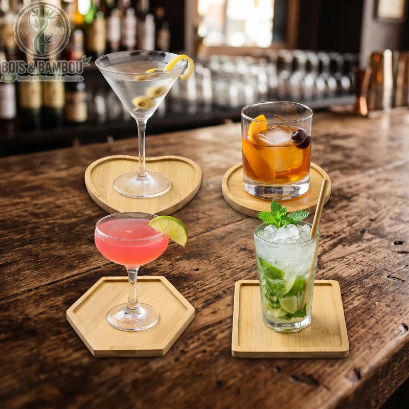 Sous verres bambou geometriques avec 4 cocktails colores, scene de bar lifestyle, Bois et Bambou Eco