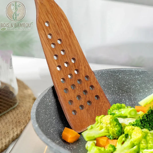 Spatule bois 24 trous 32 cm en action au-dessus d une poele avec legumes verts, Bois et Bambou Eco