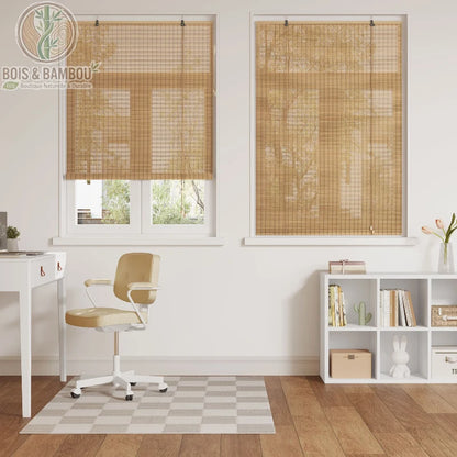Store enrouleur 100% bambou, un habillage de fenêtre au design épuré et naturel. Son tissage fin de couleur claire laisse filtrer une lumière douce tout en protégeant l'intimité.