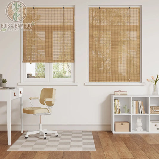 Store enrouleur 100% bambou, un habillage de fenêtre au design épuré et naturel. Son tissage fin de couleur claire laisse filtrer une lumière douce tout en protégeant l'intimité.