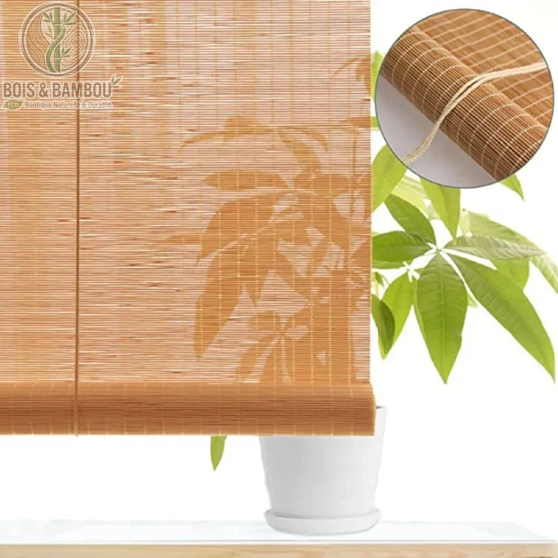 Store enrouleur en bambou naturel artisanal, offrant un tissage horizontal fin qui filtre la lumière tout en créant un jeu d'ombres végétales. 
