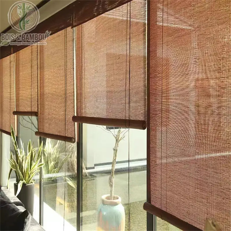 Store enrouleur en bambou naturel, une protection solaire élégante au tissage fin de couleur bois chaud. 