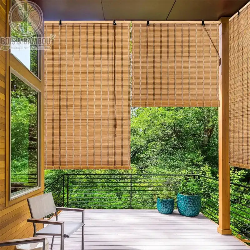 Store enrouleur bambou naturel pose terrasse couverte exterieur abrite vue sur jardin