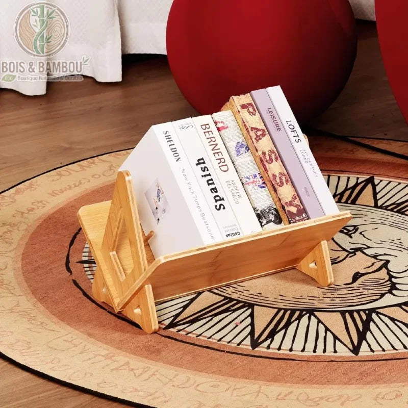 Support de disque vinyle en bambou situation. Support polyvalent en bambou naturel utilisé ici comme range-livres design, posé sur un tapis circulaire au motif soleil dans un intérieur moderne.