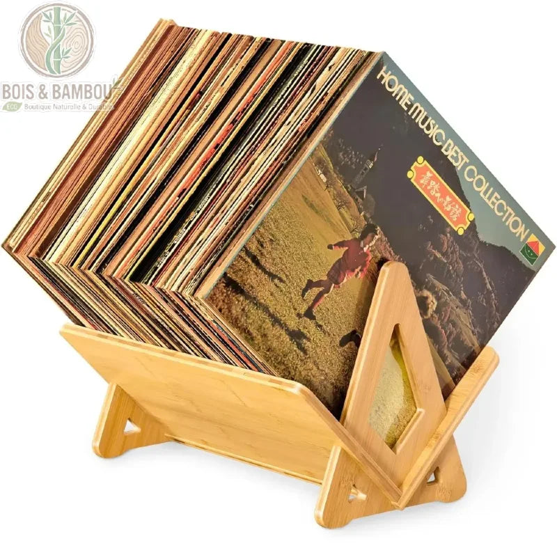 Support de disque vinyle en bambou. Un support de table en bois clair de forme triangulaire, conçu pour ranger et présenter une large collection de disques vinyles.