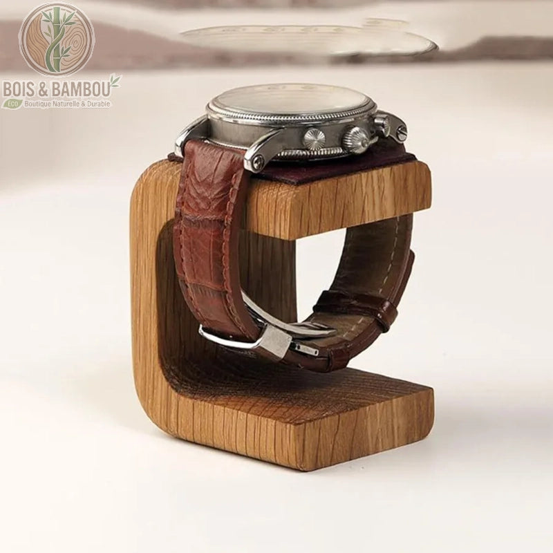 Support de montre en bois massif au design minimaliste en forme de C. Fabrication artisanale en chêne avec une finition naturelle pour exposer élégamment une montre de luxe.