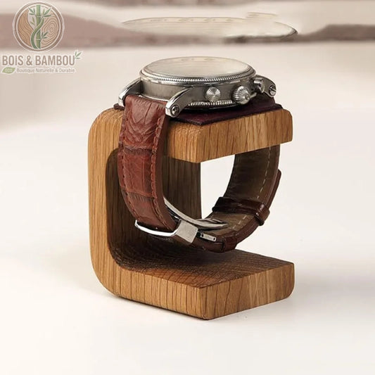 Support de montre en bois massif au design minimaliste en forme de C. Fabrication artisanale en chêne avec une finition naturelle pour exposer élégamment une montre de luxe.