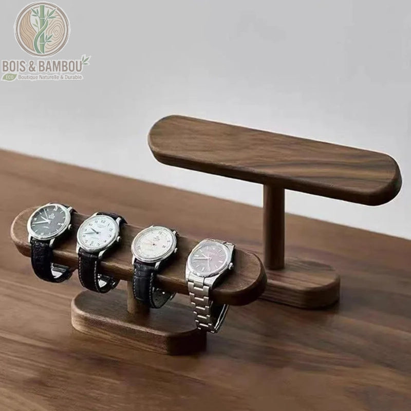 Support de montre en noyer présentant quatre montres de luxe sur un socle élégant en bois sombre.