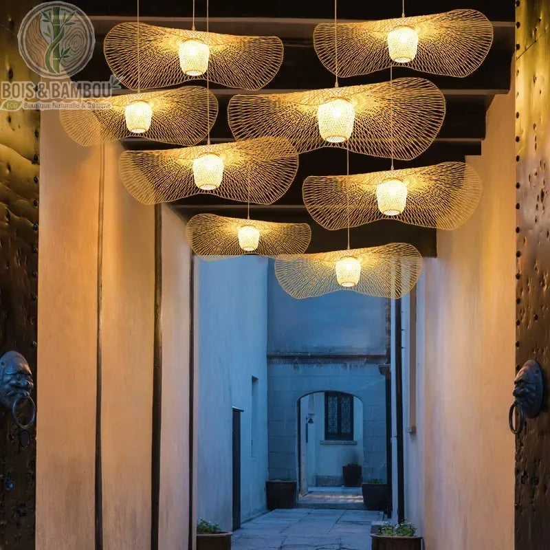 Plusieurs suspensions bambou aériennes en groupe hall restaurant contemporain
