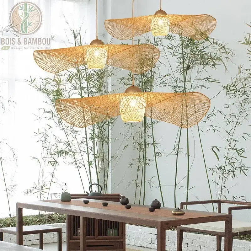 Quartet suspensions bambou aériennes au-dessus table bois massif et bambous
