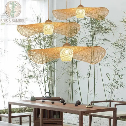 Quartet suspensions bambou aériennes au-dessus table bois massif et bambous