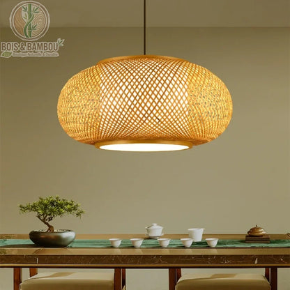 Suspension lanterne en bambou au tressage croisé élégant, inspirée du design japonais traditionnel. Sa forme de dôme ajourée diffuse une lumière douce et enveloppante, idéale pour créer une atmosphère paisible et zen au-dessus d'une table à thé ou dans un espace de vie épuré.
