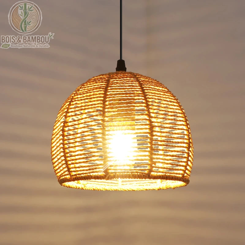 Suspension industrielle en rotin beige , un luminaire suspendu en forme de dôme avec un tressage horizontal en rotin naturel, diffusant une lumière chaleureuse à travers ses fibres.