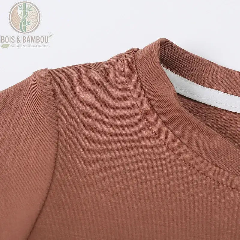Détail du col rond du t-shirt bébé en fibre de bambou, finition souple sans irritation
