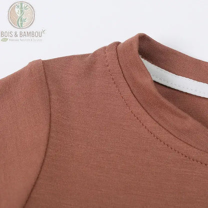 Détail du col rond du t-shirt bébé en fibre de bambou, finition souple sans irritation