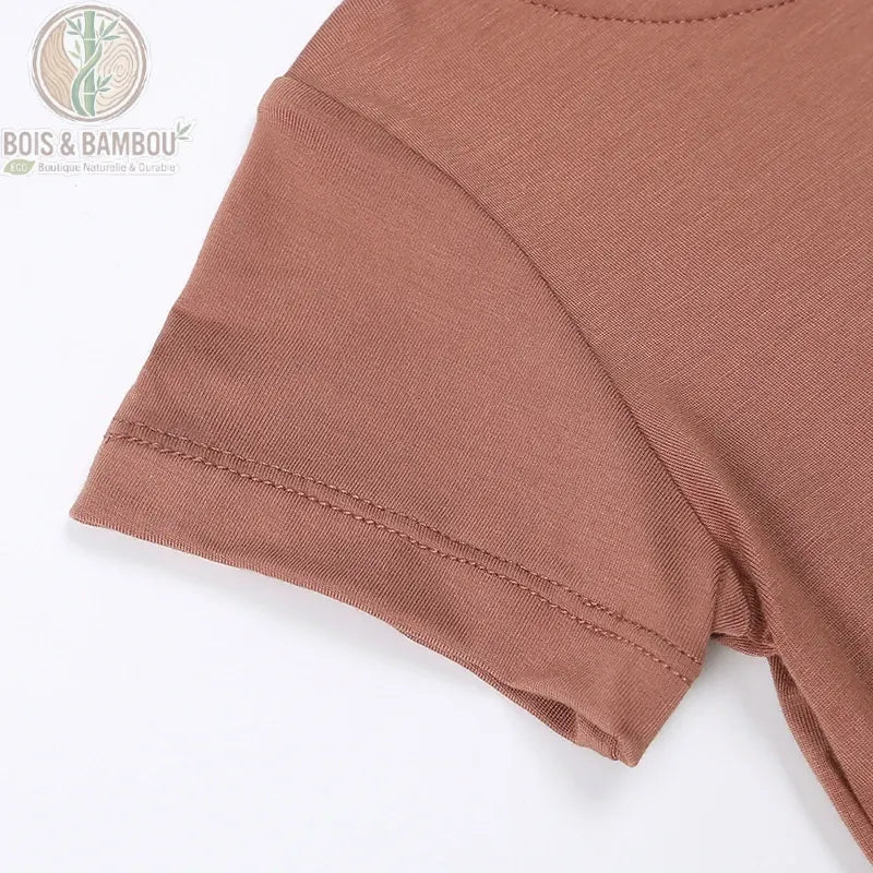 Détail manche courte du t-shirt bébé bambou, ourlet plat doux pour peau sensible nourrisson