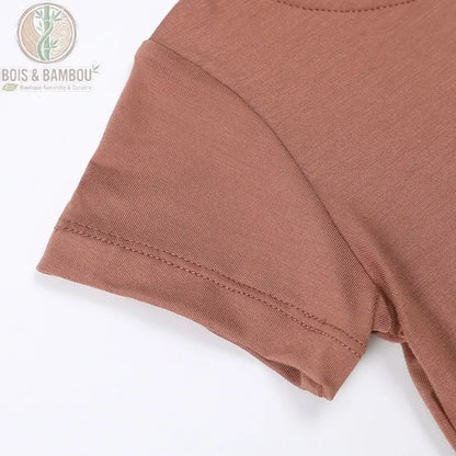 Détail manche courte du t-shirt bébé bambou, ourlet plat doux pour peau sensible nourrisson