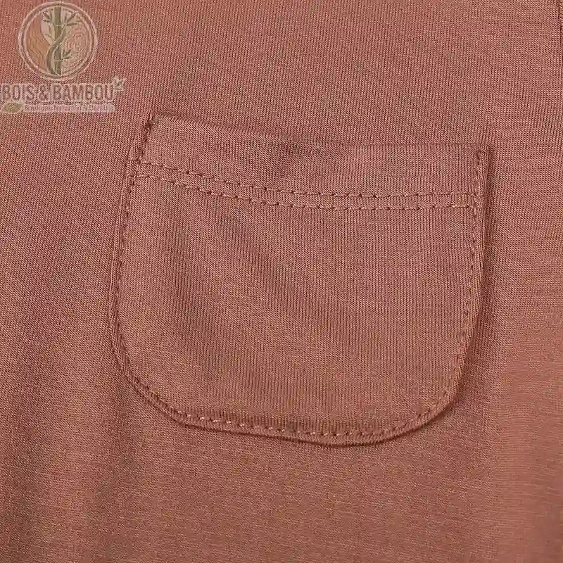 Détail poche du t-shirt bébé bambou, poche plaquée discrète en fibre naturelle de bambou