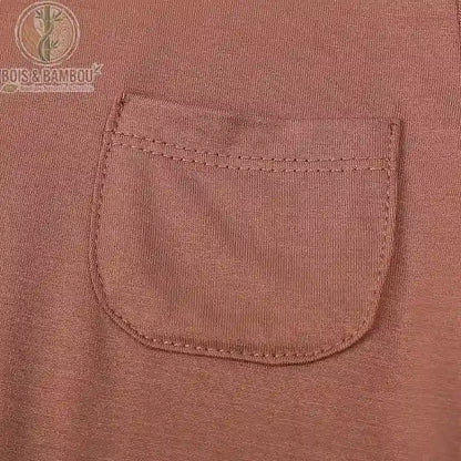 Détail poche du t-shirt bébé bambou, poche plaquée discrète en fibre naturelle de bambou