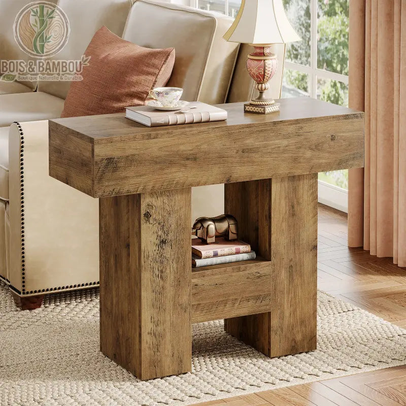 Table En Bois Massif d appoint rustique a 2 niveaux 1. Table d'appoint robuste en bois au style brut et rustique, dotée d'un plateau épais et d'une étagère basse, placée près d'un canapé beige.