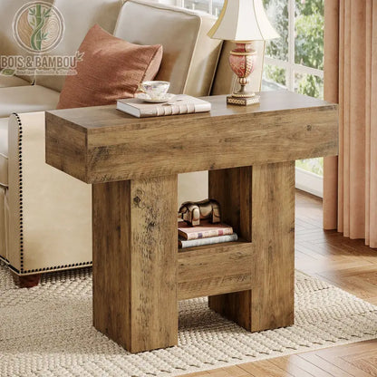 Table En Bois Massif d appoint rustique a 2 niveaux 1. Table d'appoint robuste en bois au style brut et rustique, dotée d'un plateau épais et d'une étagère basse, placée près d'un canapé beige.