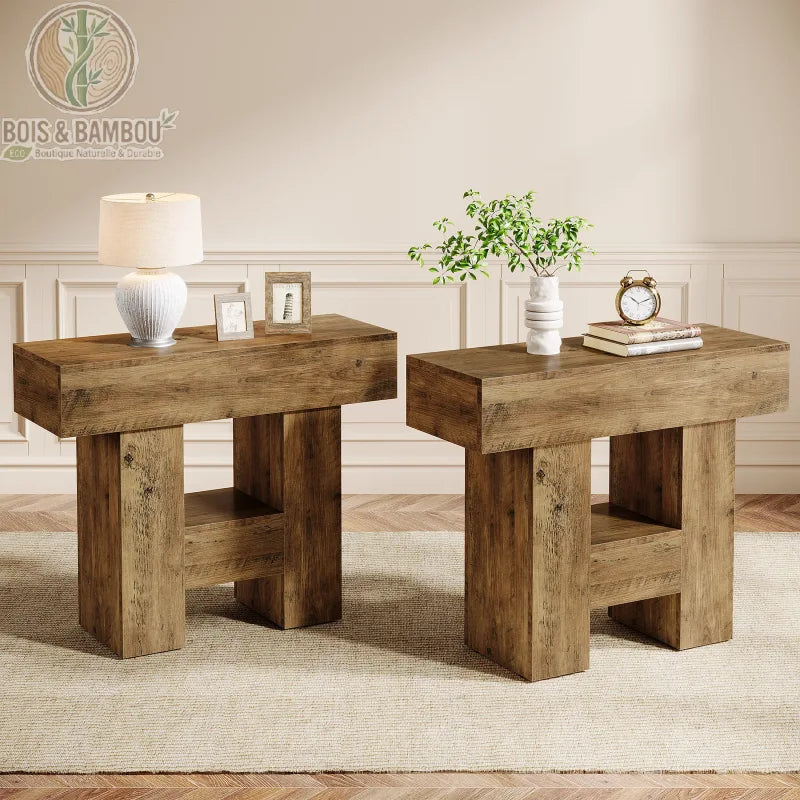 Table En Bois Massif d appoint rustique a 2 niveaux 2. Duo de tables d'appoint massives au style rustique industriel, présentant des plateaux épais et des étagères de rangement dans un salon élégant.