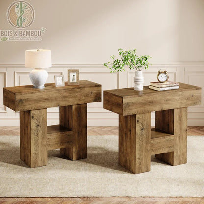 Table En Bois Massif d appoint rustique a 2 niveaux 2. Duo de tables d'appoint massives au style rustique industriel, présentant des plateaux épais et des étagères de rangement dans un salon élégant.