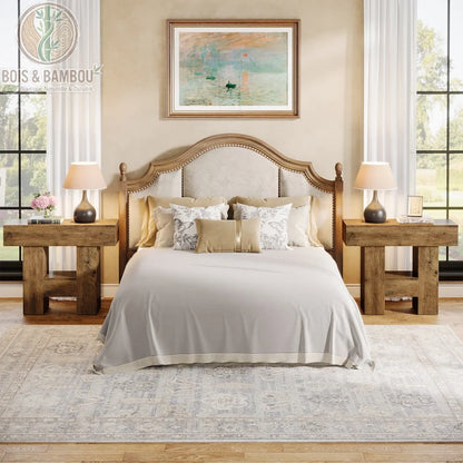 Table En Bois Massif d appoint rustique a 2 niveaux 3. Chambre à coucher raffinée avec deux tables de chevet massives et rustiques encadrant un lit élégant sous un tableau de maître classique.