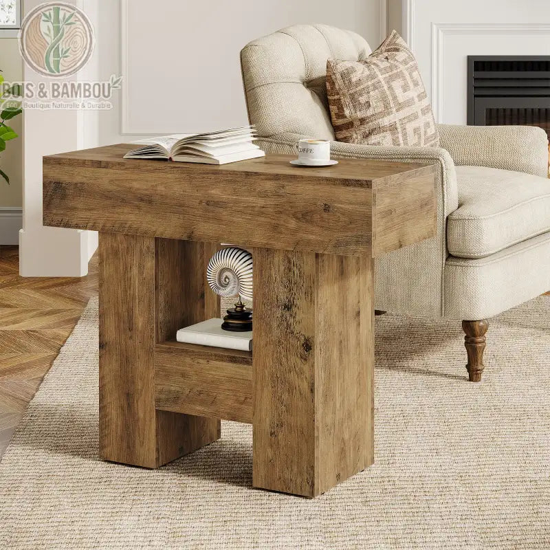 Table d'appoint rustique à 2 niveaux : table en bois massif au design robuste avec plateau épais et étagère de rangement intégrée. Idéale pour le salon à côté d'un fauteuil.