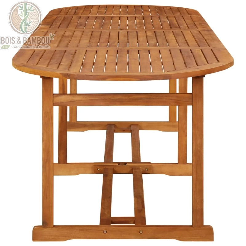 Table à Manger en Acacia. Une grande table de jardin ovale en lattes de bois d'acacia brun avec une structure robuste, présentée de face sur un fond blanc épuré.