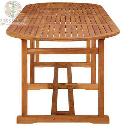 Table à Manger en Acacia. Une grande table de jardin ovale en lattes de bois d'acacia brun avec une structure robuste, présentée de face sur un fond blanc épuré.