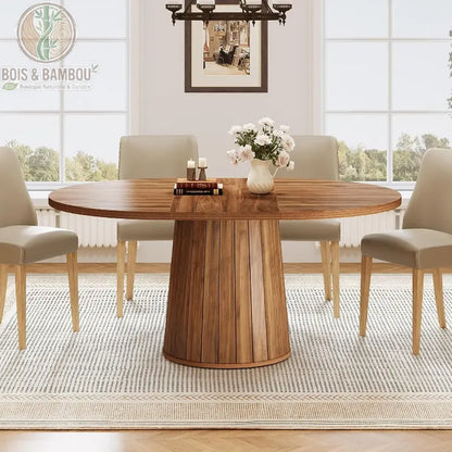 Table a manger en bois massif ovale 6 personnes marron. Table ovale élégante avec pied central cannelé en bois massif, entourée de chaises modernes dans une salle à manger lumineuse et raffinée.