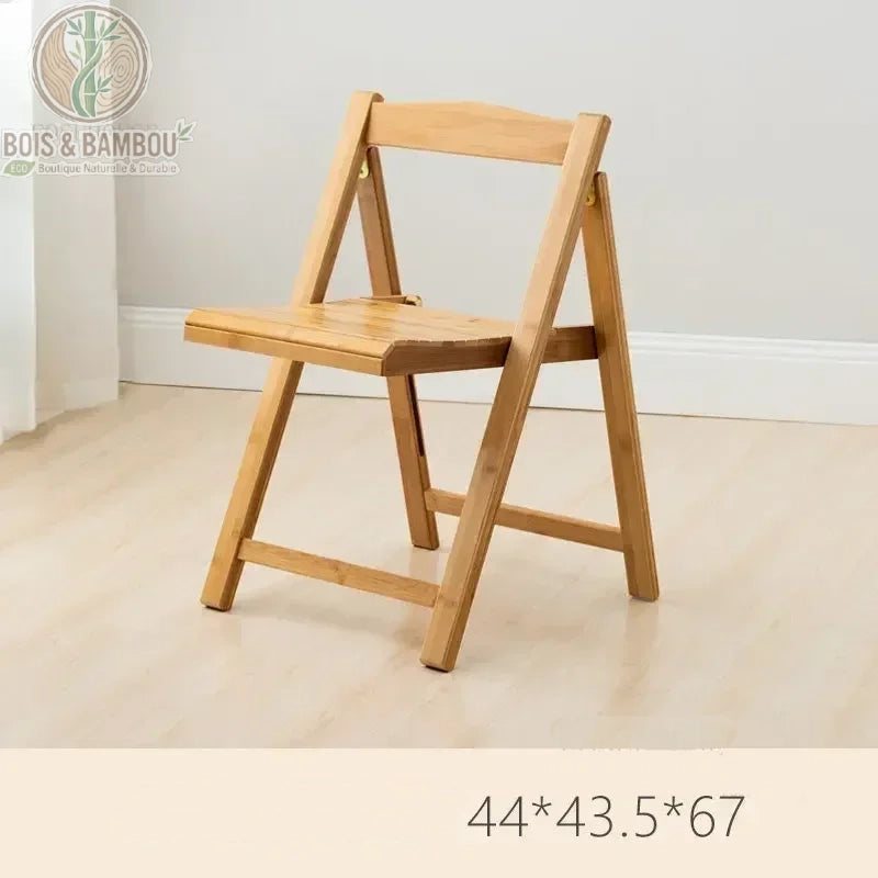 Table a manger pliante en bambou dimension chaise naturel. Chaise pliante en bambou clair aux dimensions de 44 x 43,5 x 67 cm, offrant un design minimaliste et naturel pour un gain de place élégant.