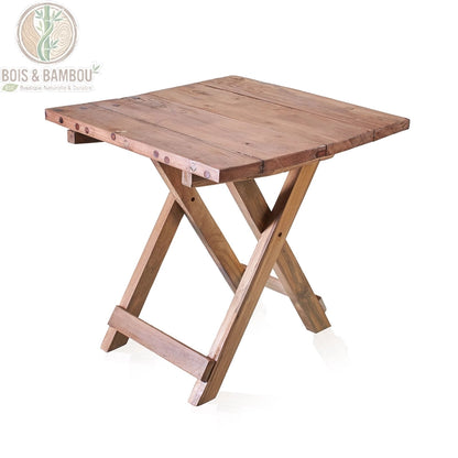 Table basse pliante carrée en teck recyclé dépliée sur fond blanc