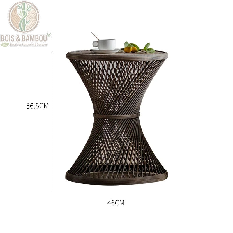 Table basse ronde en rotin et bambou petite foncée dimensions. Schéma technique d'un guéridon en rotin foncé au design sablier, indiquant un diamètre de 46 cm et une hauteur totale de 56,5 cm.