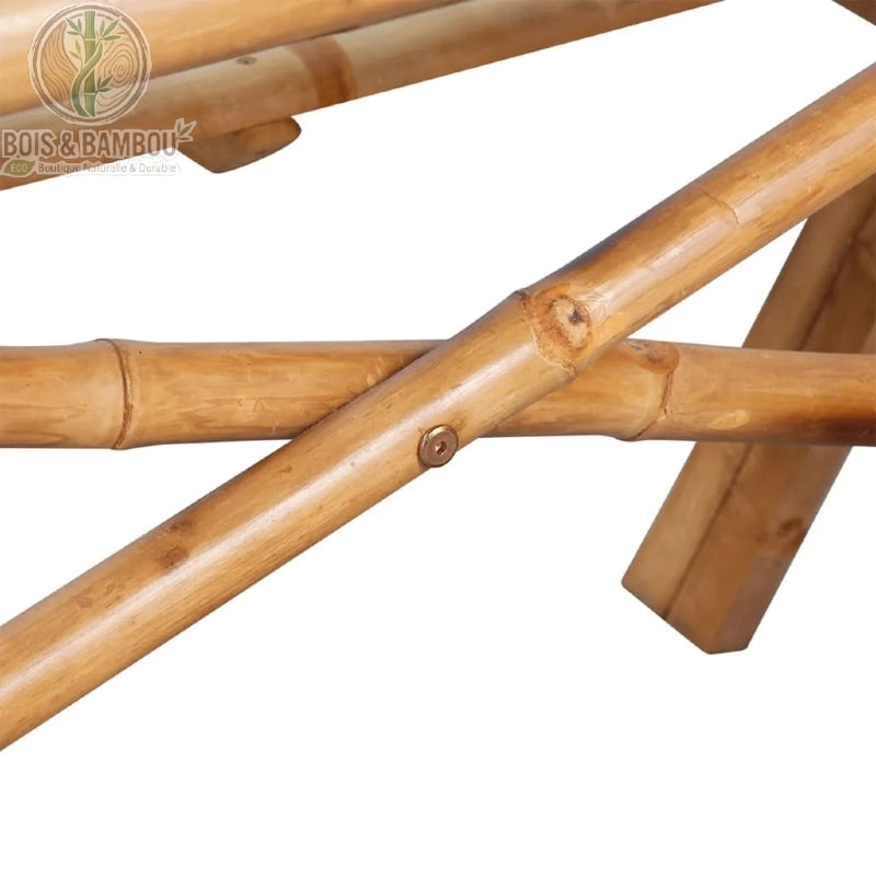 Table de Pique Nique Ilyan descriptif 1. Gros plan sur l'assemblage robuste d'une table de pique-nique, montrant le croisement des tiges de bambou naturel et la fixation par vis métallique durable.