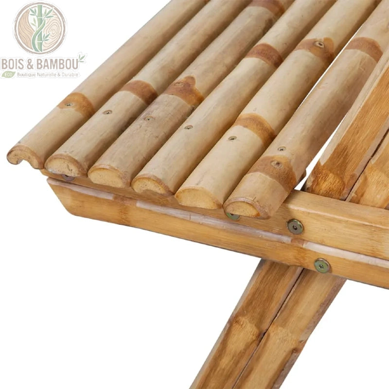 Table de Pique Nique Ilyan descriptif 2. Gros plan sur la finition artisanale d'un banc, montrant l'alignement de demi-tiges de bambou lisse fixées par des vis métalliques sur une structure robuste.