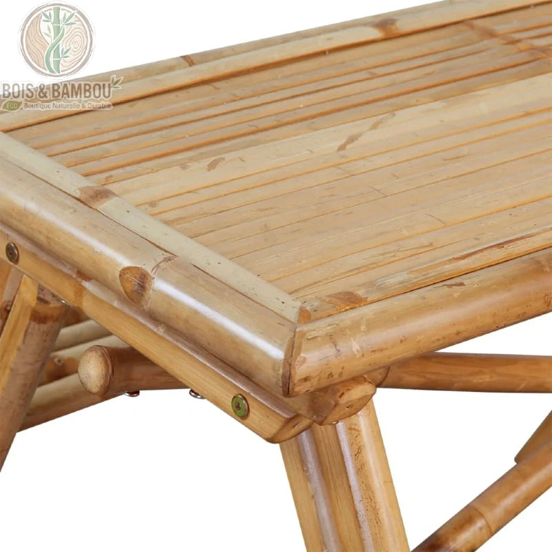 Table de Pique Nique Ilyan descriptif 3. Gros plan sur le plateau de la table en lattes de bambou encadrées par des tiges robustes, illustrant une fabrication artisanale durable et naturelle.