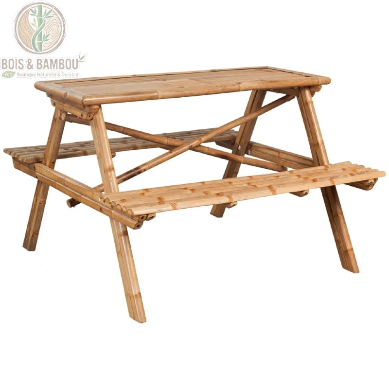 Table de Pique-Nique Ilyan. Une table de pique-nique compacte avec bancs intégrés, entièrement fabriquée en tiges de bambou naturel, présentée sur un fond blanc épuré.