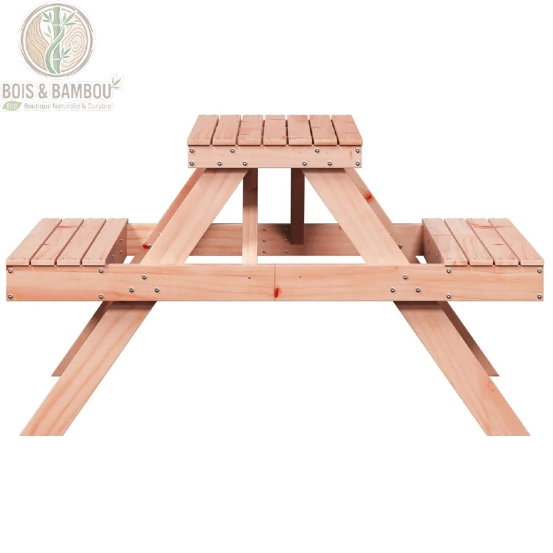 Table de Pique nique en Douglas cote. Vue latérale d'une table de pique-nique robuste en bois de Douglas aux tons rosés, montrant le plateau surélevé et les bancs latéraux intégrés.