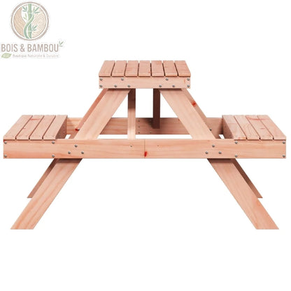Table de Pique nique en Douglas cote. Vue latérale d'une table de pique-nique robuste en bois de Douglas aux tons rosés, montrant le plateau surélevé et les bancs latéraux intégrés.