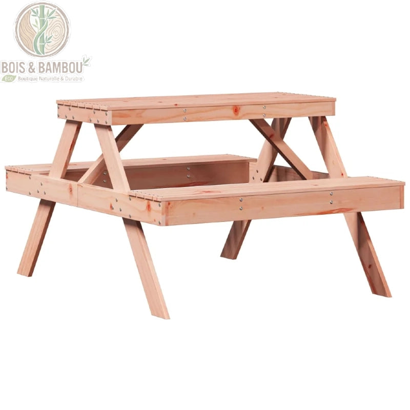 Table de Pique nique en Douglas lateral. Vue d'angle en plongée d'une table de pique-nique en bois de Douglas, montrant son plateau supérieur et les bancs latéraux allongés sur fond blanc.