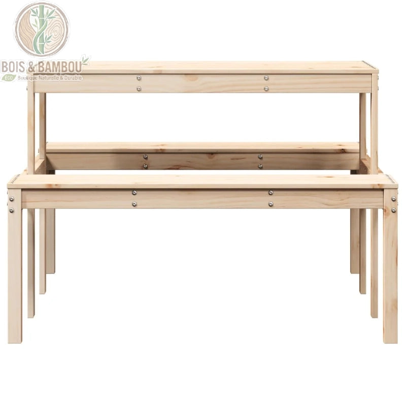 Table de Pique nique en Pin lateral. Vue de face allongée d'une table de pique-nique en bois de pin massif clair, montrant les bancs latéraux et le plateau supérieur sur fond blanc.