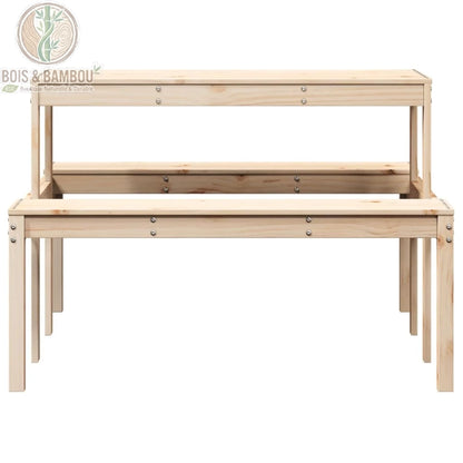 Table de Pique nique en Pin lateral. Vue de face allongée d'une table de pique-nique en bois de pin massif clair, montrant les bancs latéraux et le plateau supérieur sur fond blanc.