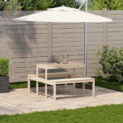 Table de Pique nique en Pin situation. Mise en situation d'une table de pique-nique en pin clair avec bancs intégrés sur une terrasse, abritée par un grand parasol déporté blanc.
