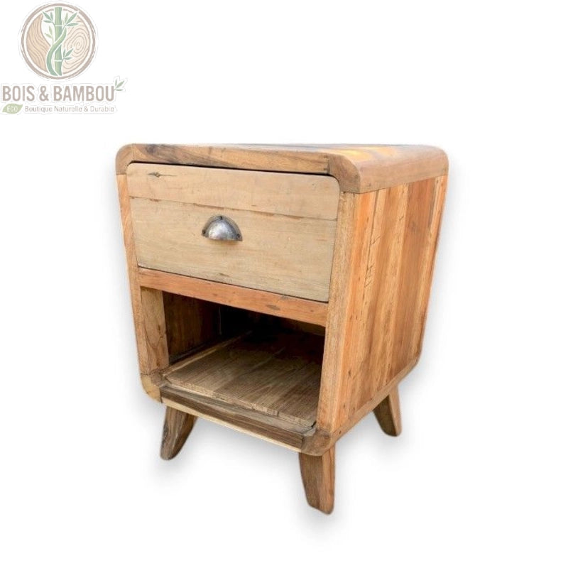 Table de chevet arrondie en bois recyclé vue de trois quarts sur fond blanc