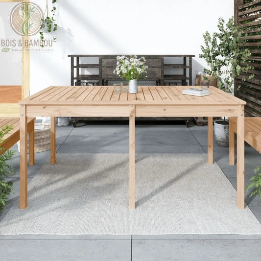 Table jardin rectangulaire pin massif dressée en terrasse avec fleurs et verres