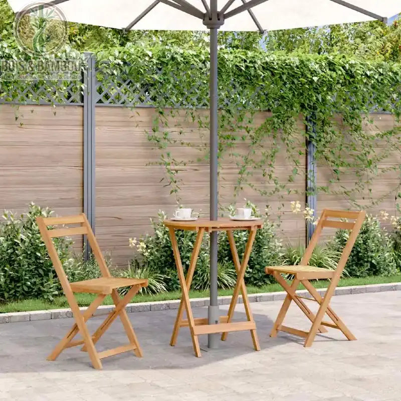 Table de jardin ronde pliante en acacia massif installée sous un parasol