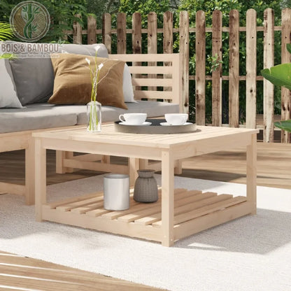 Table basse pin massif sur terrasse avec canapé et coussins beige