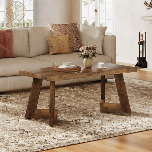 Table basse style farmhouse : table en bois foncé au design rustique avec plateau à bords naturels et pieds en forme de A. Un meuble chaleureux et robuste pour un salon authentique.